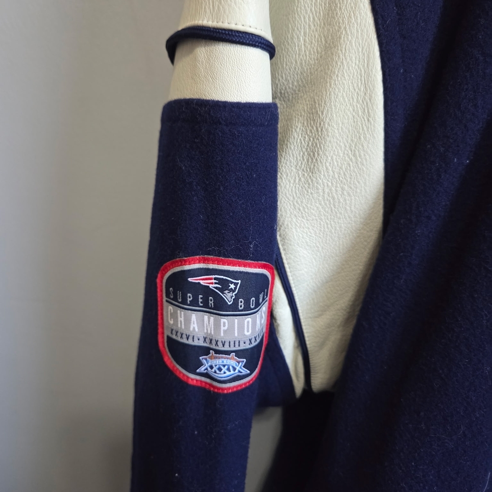 Vintage Reebok Men's Navy and Cream Varsity Jacket - Picture 4 of 5